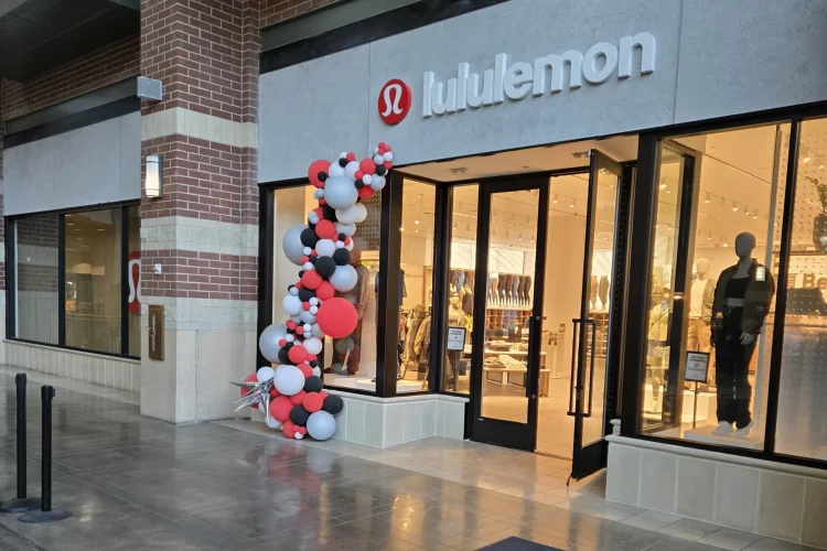 storefront glass design - Lululemon project in Seattle, WA
