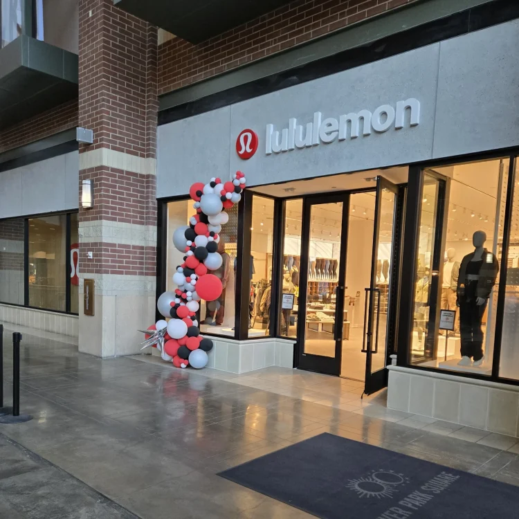 storefront glass design - Lululemon project in Seattle, WA