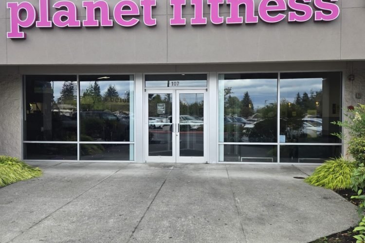 glass door and glass entrance for planet fitness- Glazenix